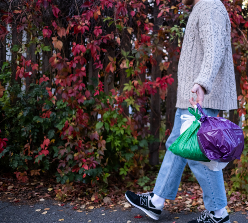 En person som bærer en søppelsekk. Foto: Oslo kommune, renovasjons- og gjenvinningsetaten.