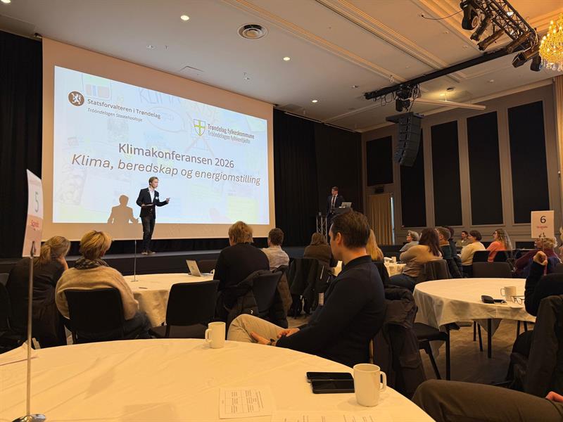 Ole Ulseth Sylte og Sigurd Strand fra Ungdommens fylkesutvalg holder en appell til deltakerne fra scenen.