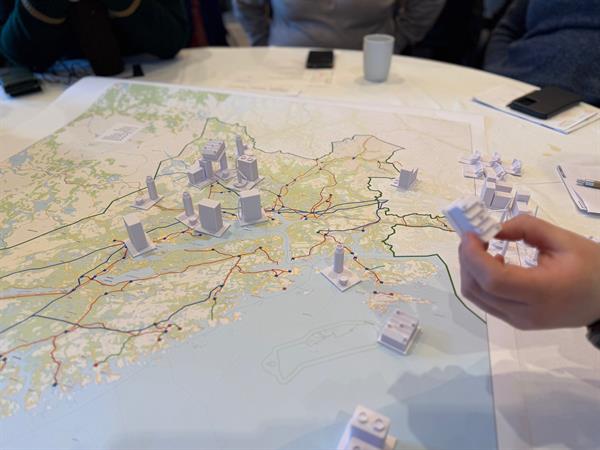 Brikker som representerer industri, datasenter, batteri, kjernekraft, ladestasjoner, vannkraft, vindkraft, geotermos og bioanlegg fordeles på kart over Trøndelag.