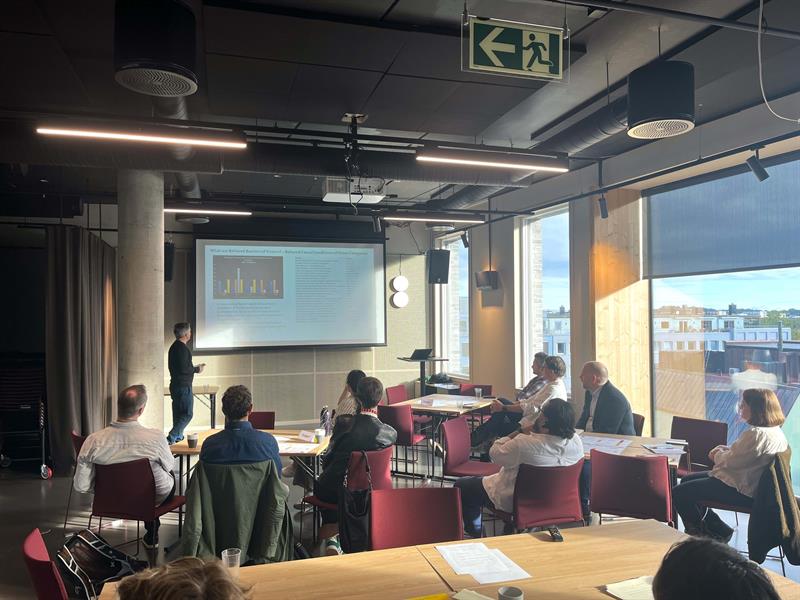 Representanter fra offentlig og privat sektor sitter i et møterom og ser mot scenen. Foto: Sivert Spalder.